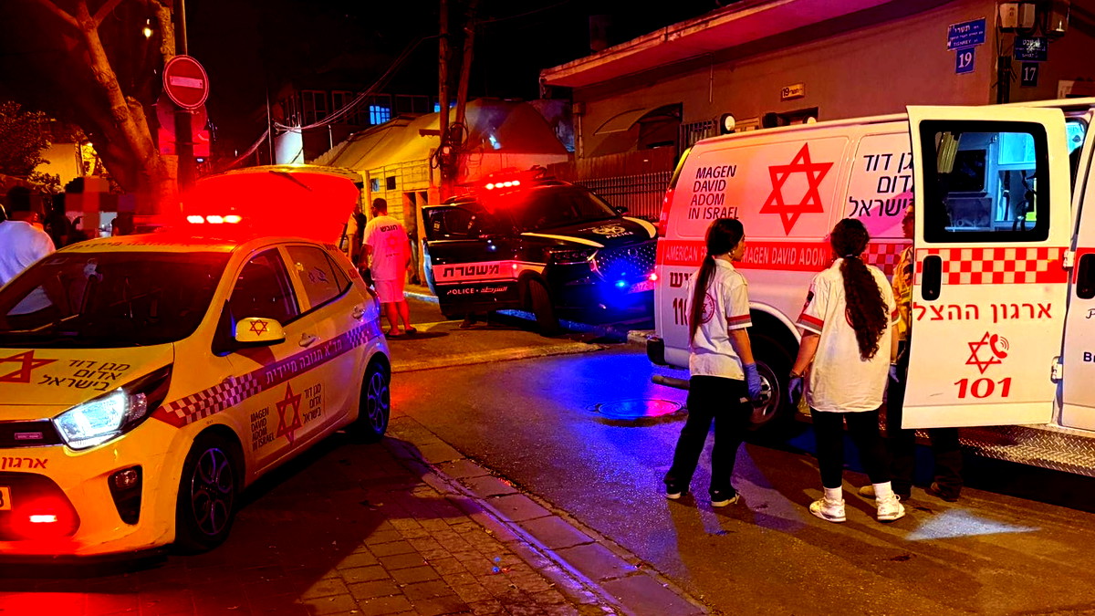 إصابة شابين بجروح متوسطة إثر تعرضهما للطعن في تل أبيب