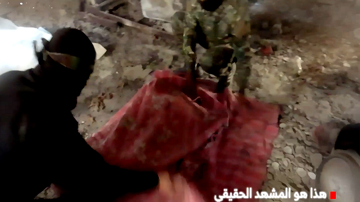 "هذا هو المشهد الحقيقي".. "كتائب القسام" تبث مشاهد حول حقيقة استخراج جثث الأسرى