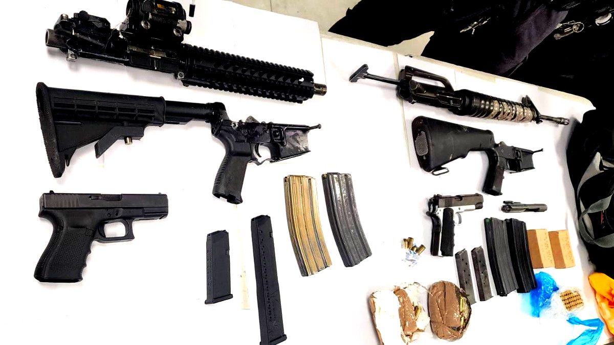 منطقة الناصرة: ضبط أسلحة داخل صالون حلاقة واعتقال مشتبهين