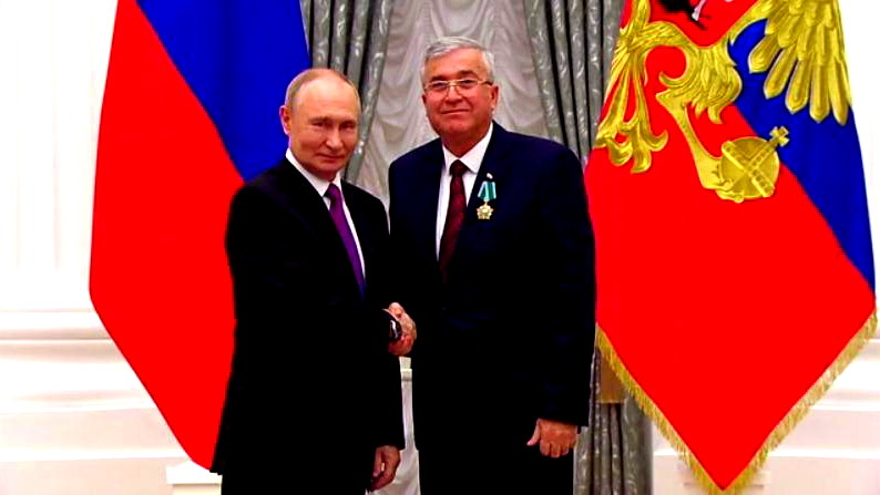 القنصل أمين صفية يتسلم من الرئيس بوتين وسام الصداقة الروسي الرفيع