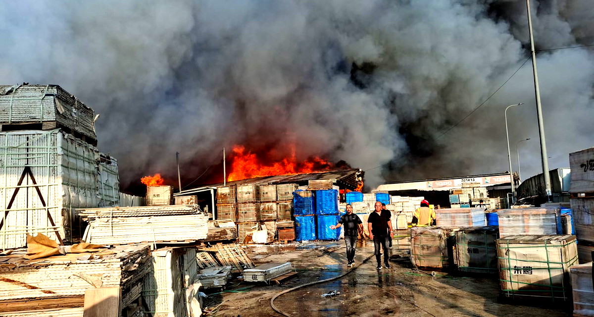 حريق في محل للخردة والسيارات في مدينة عرابة 