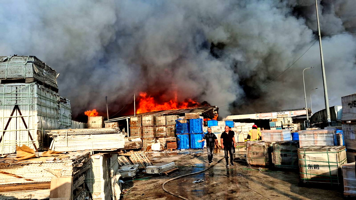 حريق في محل للخردة والسيارات في مدينة عرابة 