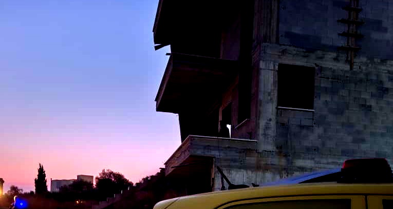 مصرع شاب سقط عن سلم أثناء عمله في ساجور