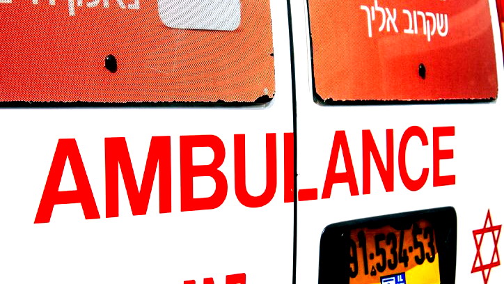 القدس: إصابة متوسطة لفتى (16 عامًا) إثر اصطدام دراجة كهربائية في مركبة 