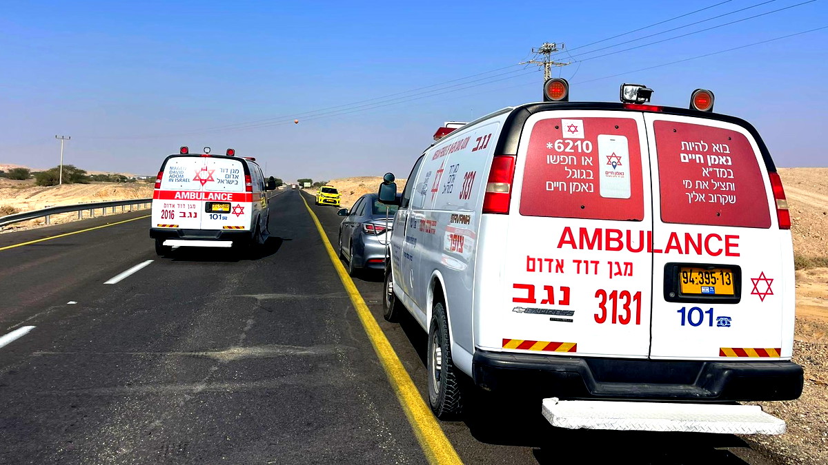 منطقة النقب: 3 إصابات بينهم سيدة (55 عامًا) بحالة متوسطة إثر انقلاب مركبتها على شارع 90