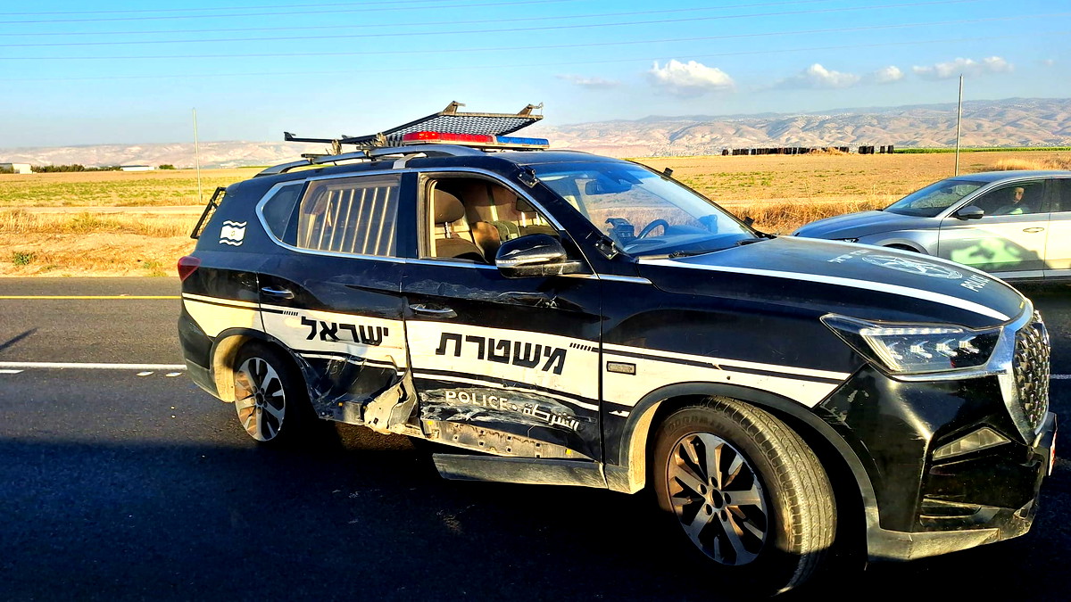 شاهدوا - مطاردة واعتقال سائق شاحنة فحماوي هرب من الشرطة واصطدم بدورية شرطي أطلق النار على عجلات الشاحنة واعتقله