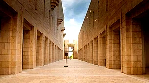 غدا الاثنين العليا تنظر في الالتماس الذي قدمه الطيبي وعدالة للمطالبة بالسماح لأعضاء الكنيست بزيارة الأسرى الفلسطينيين في السجون الإسرائيلية