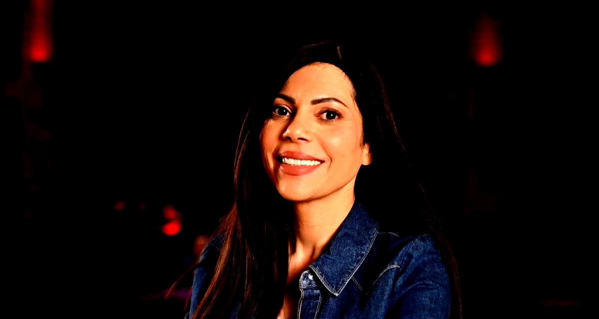 رنين بشارات… حين يتكلّم الصدق بصوتٍ مسرحيّ  