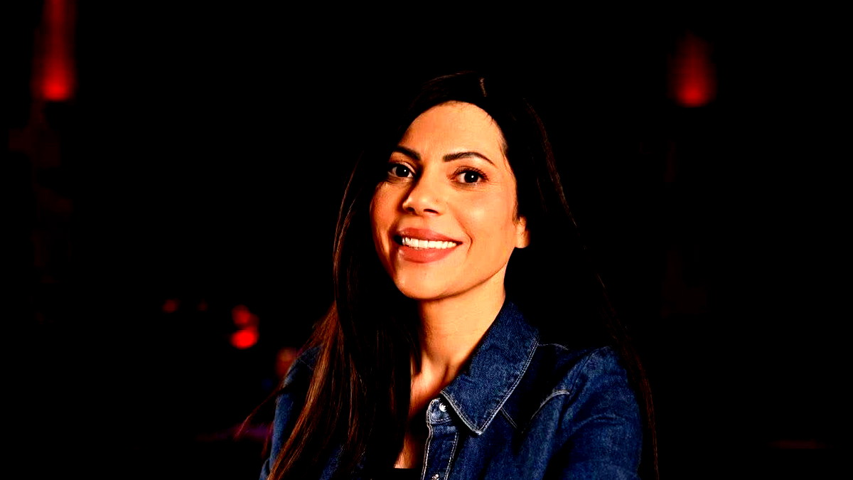 رنين بشارات… حين يتكلّم الصدق بصوتٍ مسرحيّ 