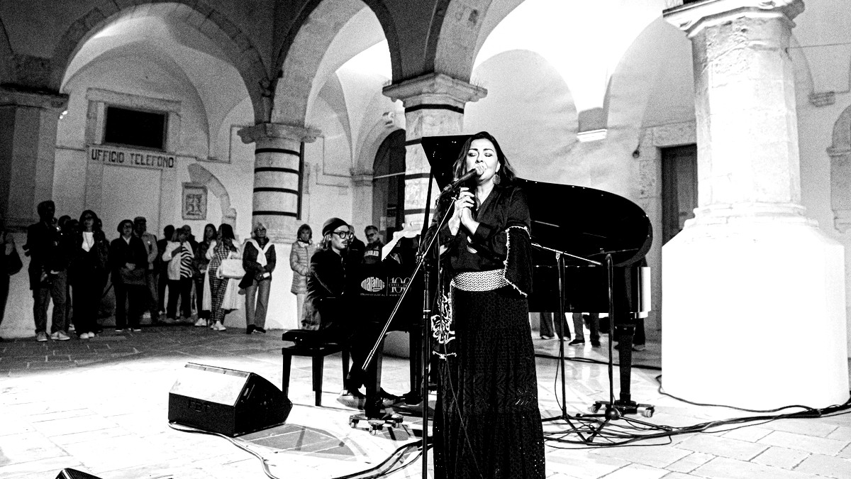  الفنانة أمل مرقس تصدر أغنيتها الجديدة "نبقى نغني Canta" بالتعاون مع عازف البيانو والملحن الإيطالي اليساندرو سچوبيو 