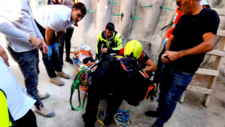 تخليص عامل عقب سقوطه عن ارتفاع خمسة أمتار خلال عمله بأحد أحياء مدينة القدس... حالته متوسّطة