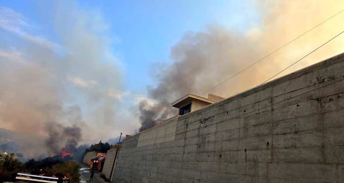 طواقم عدّة من الإطفاء والإنقاذ وبمساندة المروحيات تعمل على إخماد حريق كبير اندلع بمنطقة مفتوحة بالقرب من يركا