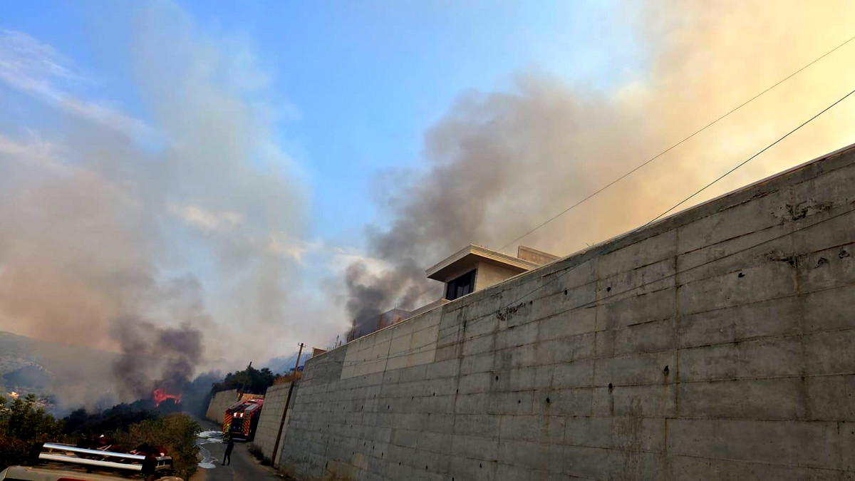 طواقم عدّة من الإطفاء والإنقاذ وبمساندة المروحيات تعمل على إخماد حريق كبير اندلع بمنطقة مفتوحة بالقرب من يركا