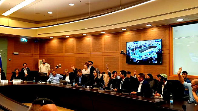 النائب عوفر كسيف يصوّت لمناهضة قانون ما يسمى "التحريض على الإرهاب" بالقراءتين الثانية والثالثة