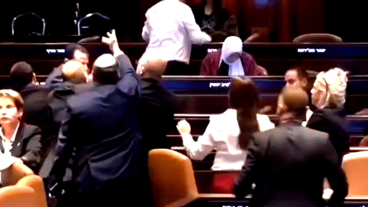 مشادة في الكنيست أثناء المصادقة بالقراءة الأولى على قانون عقوبة الإعدام للأسرى الفلسطينيين