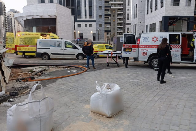 الرملة: إصابة عامل (26 عامًا) بجروح متوسّطة إثر سقوطه من ارتفاع خمسة أمتار خلال عمله بورشة بناء