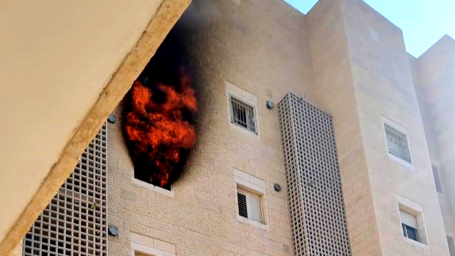 بالفيديو- إصابة شخص عقب اندلاع حريق داخل شقة سكنية في مدينة القدس... حالته طفيفة