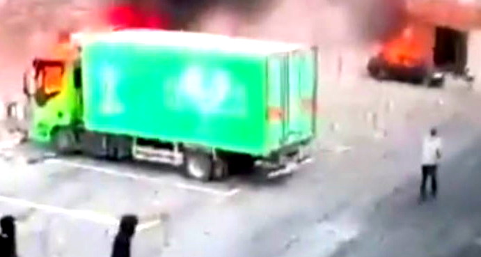 مستوطنون يهاجمون المنطقة الصناعية شرق طولكرم ويضرمون النيران في مركبات المواطنين