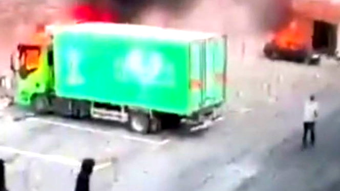 مستوطنون يهاجمون المنطقة الصناعية شرق طولكرم ويضرمون النيران في مركبات المواطنين