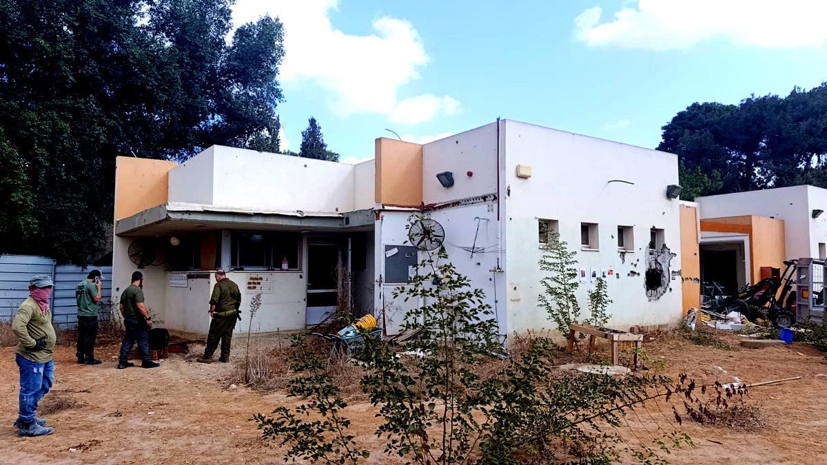 الشرطة: العثور على أسلحة وأجهزة اتصال تابعة لعناصر حماس داخل روضة أطفال في كيبوتس بئيري بالجنوب