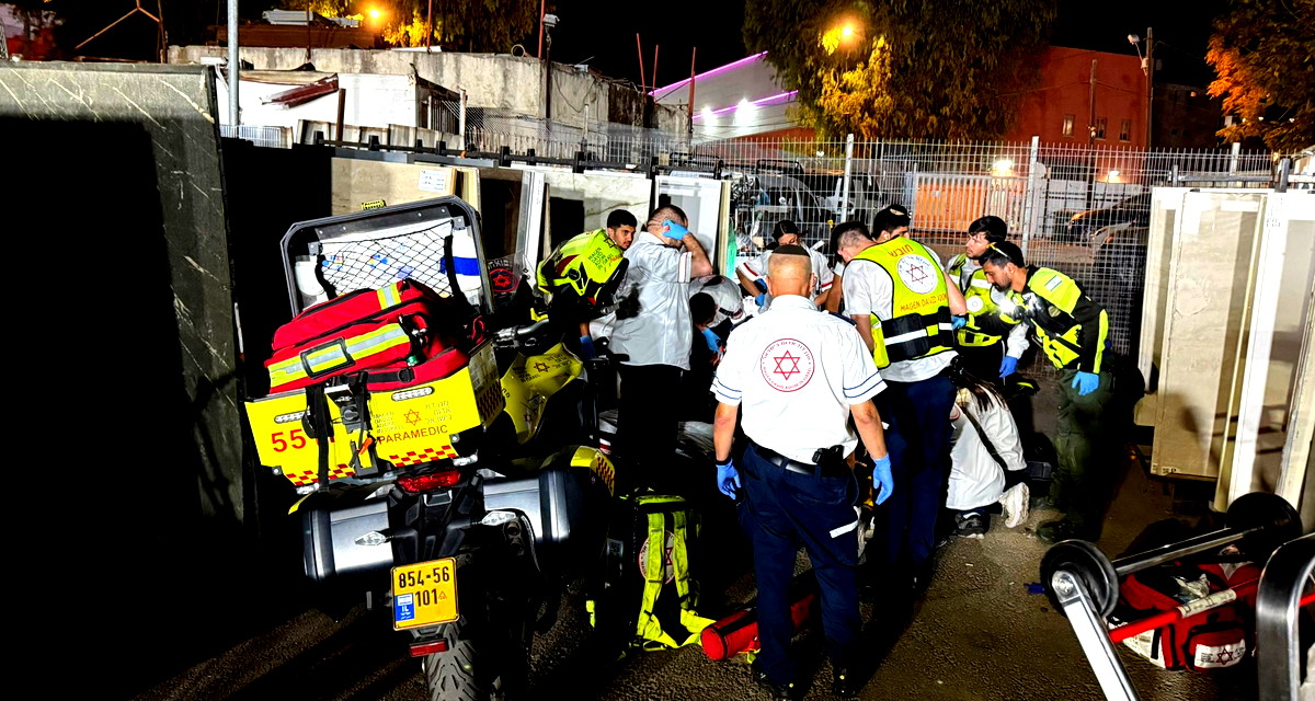 إصابة عامل بجروح حرجة إثر سقوط ألواح شايش في بيتح تكفا