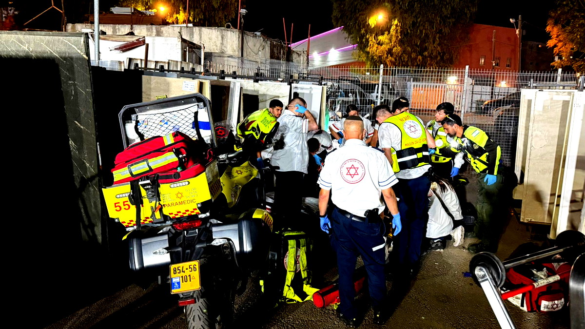 إصابة عامل بجروح حرجة إثر سقوط ألواح شايش في بيتح تكفا