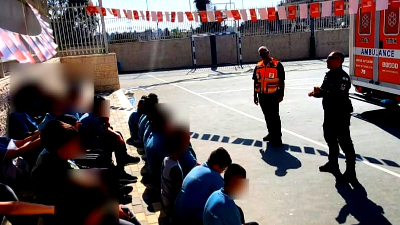 تعزيز العلاقة مع المجتمع- الشرطة: محاضرة حول السلامة على الطرق لطلاب مدرسة في حي شعفاط شرقي القدس