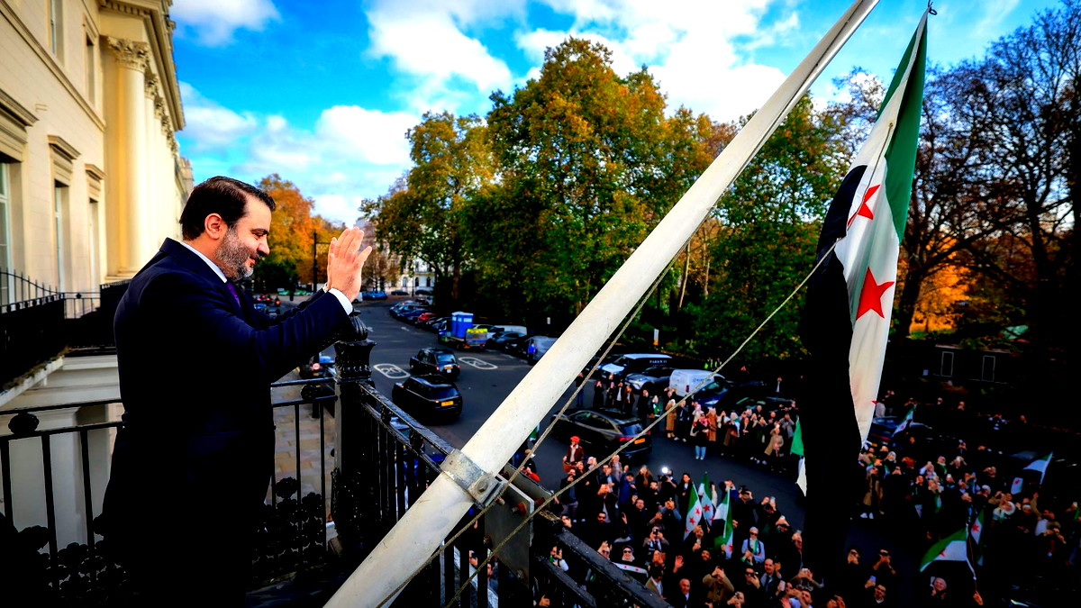 الشيباني يرفع العلم السوري فوق السفارة السورية في لندن