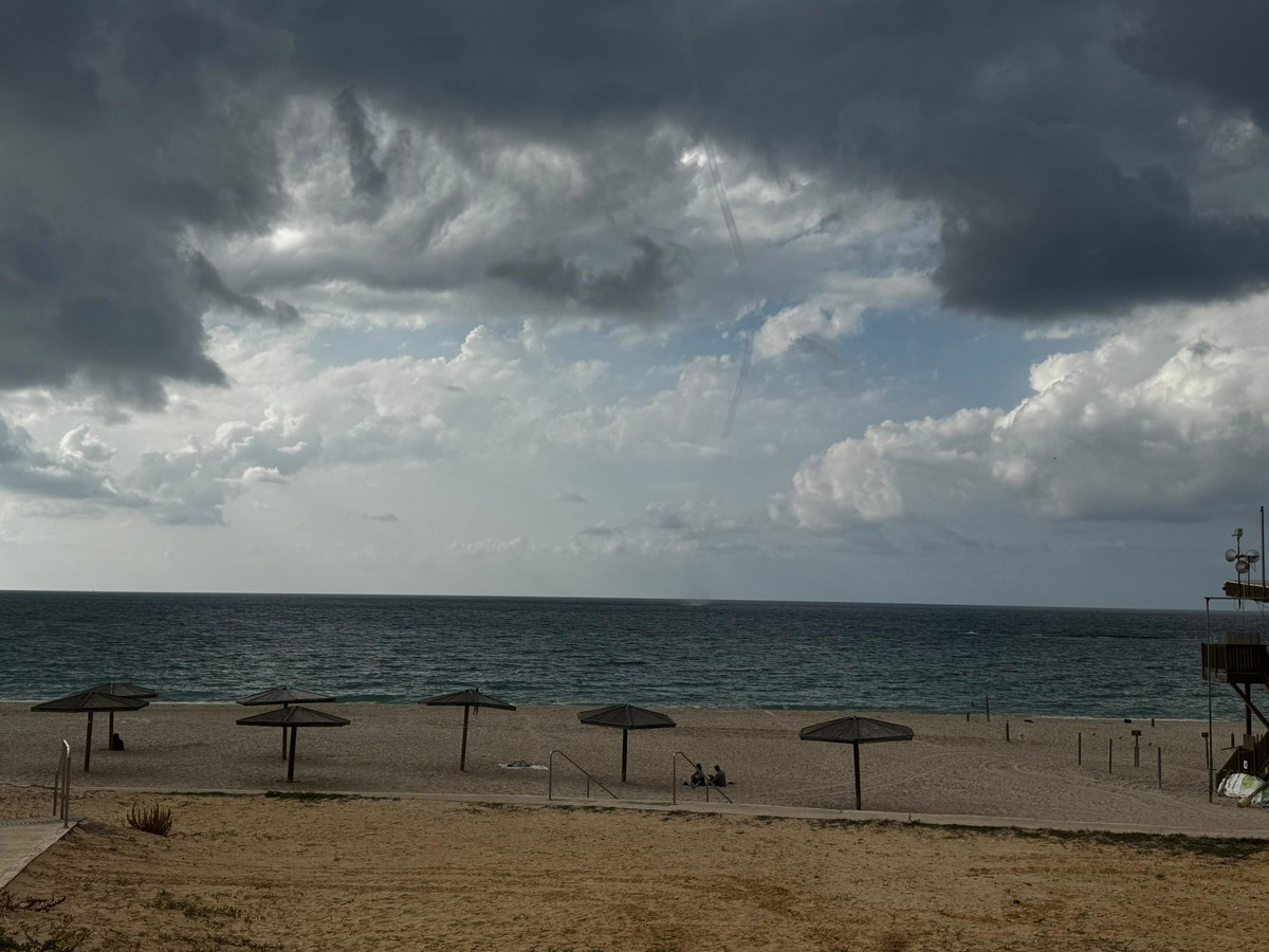 شاهقة مائية! ظاهرة طبيعية فريدة في منتزه شاطئ بلماحيم في منطقة تل ابيب 