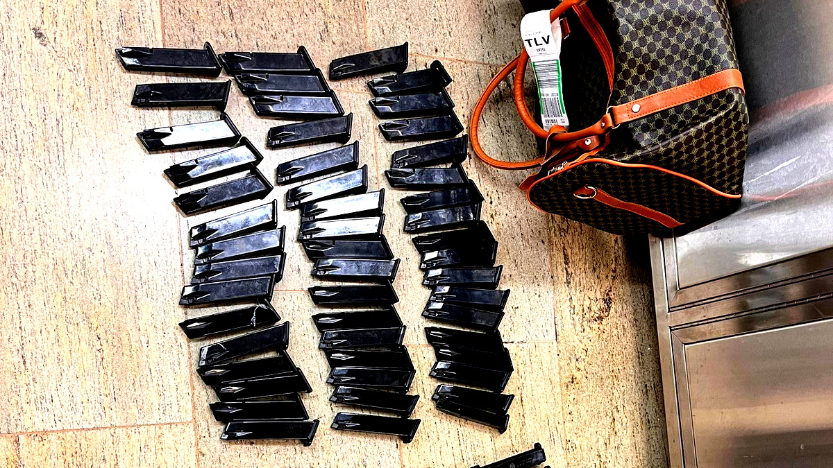 الشرطة تحبط محاولة تهريب أكثر من 100 مسدس صوت قابلة للتحويل إلى أسلحة نارية في مطار بن غوريون