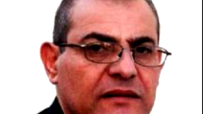 البحث عن المعنى في مرايا الوجود: قراءة نقديّة موسّعة في قصيدة "أبحث عن ذاتي" لآمال قزل