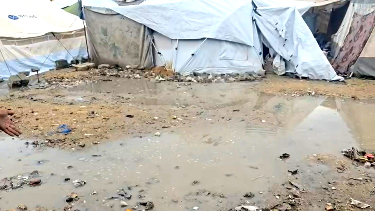 المنخفض الجوي يغرق خيام النازحين في غزة ويكشف عمق الأزمة الإنسانية