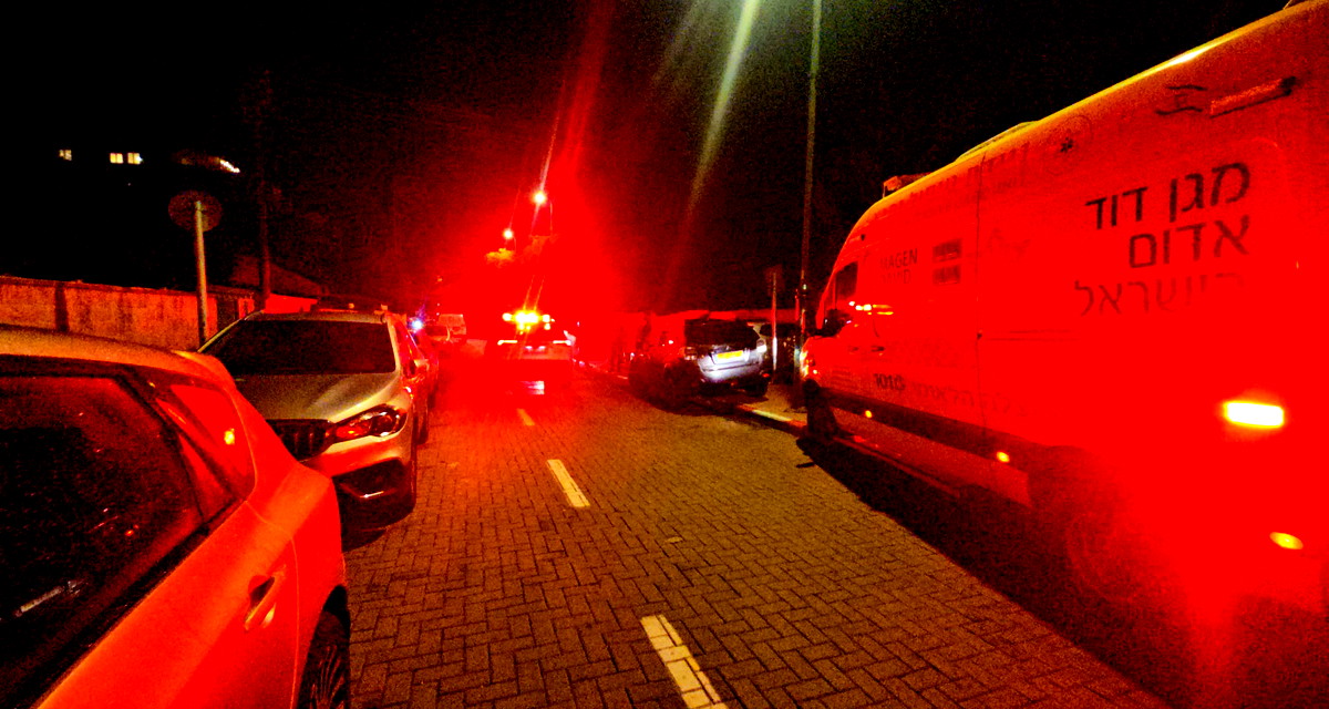 إصابة شابين بجراح خطيرة إثر تعرضهما لحادثة عنف في هرتسليا 