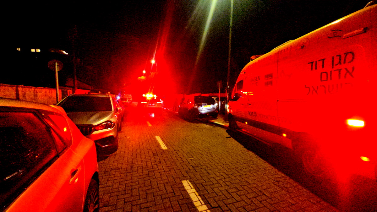 إصابة شابين بجراح خطيرة إثر تعرضهما لحادثة عنف في هرتسليا