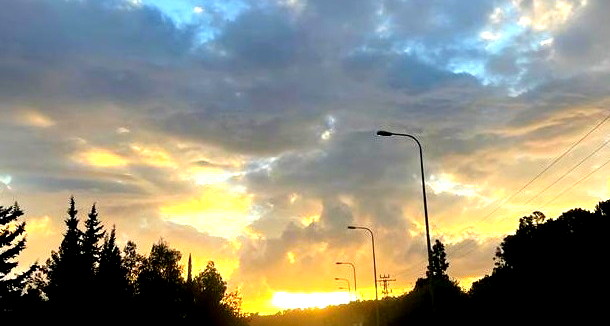 حالة الطقس: منخفض جوي مصحوب بكتلة هوائية باردة وأمطار متفرقة