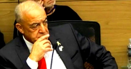 النائب أكرم حسون لم يصوت لصالح قانون الإعدام ويحدث هزة داخل الائتلاف الحكومي 