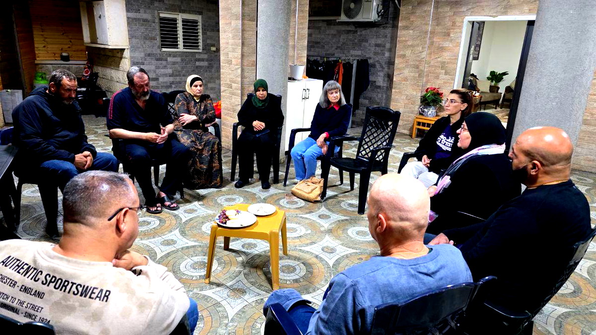 نقف معًا يوسّع زيارات التضامن لعائلات ضحايا جرائم القتل في ظل تصاعد الجريمة