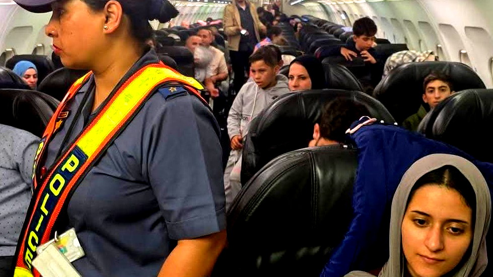 يديرها إسرائيلي إستوني.. جمعية غامضة أخرجت مئات الغزيين من القطاع