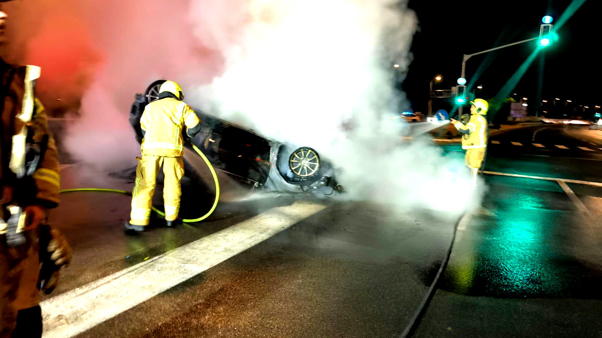 العثور على جثة داخل سيارة مشتعلة  على شارع 40 بمنطقة المركز