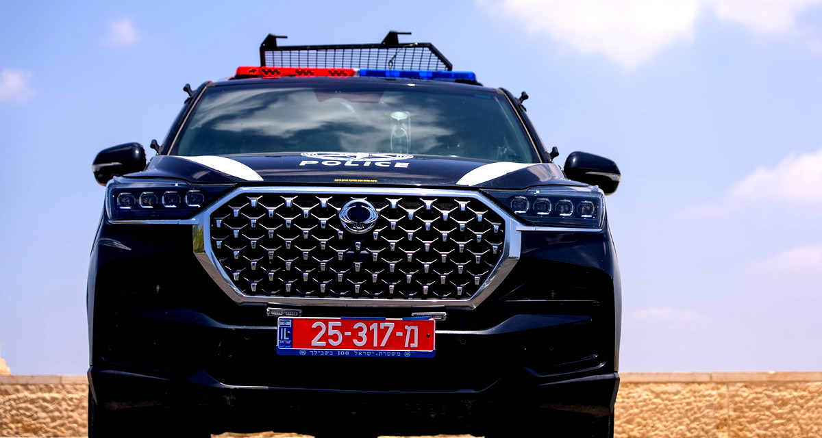 اتهام شرطي ببيع تصاريح مزيفة للدخول للأراضي الإسرائيلية لعمال فلسطينيين 