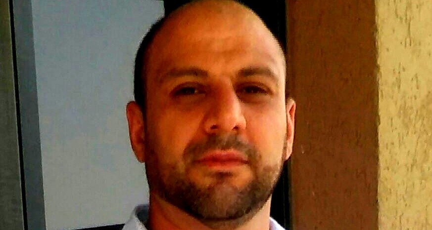 هَزَمَتْنِي عَيْنَاكِ الَّتِي أَحْيَتْنِي 