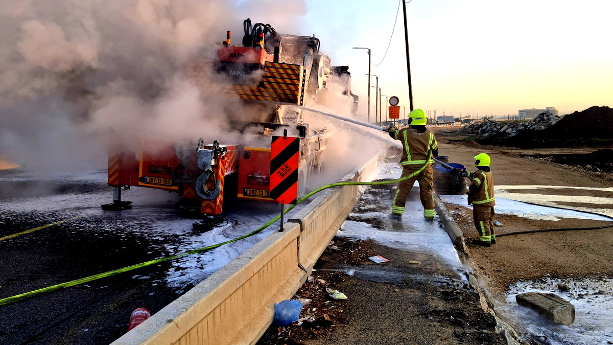 مركز البلاد: إغلاق شارع رقم 1 من كلا الاتجاهين عقب اندلاع النيران داخل شاحنة... ازدحامات مرورية خانقة في المكان