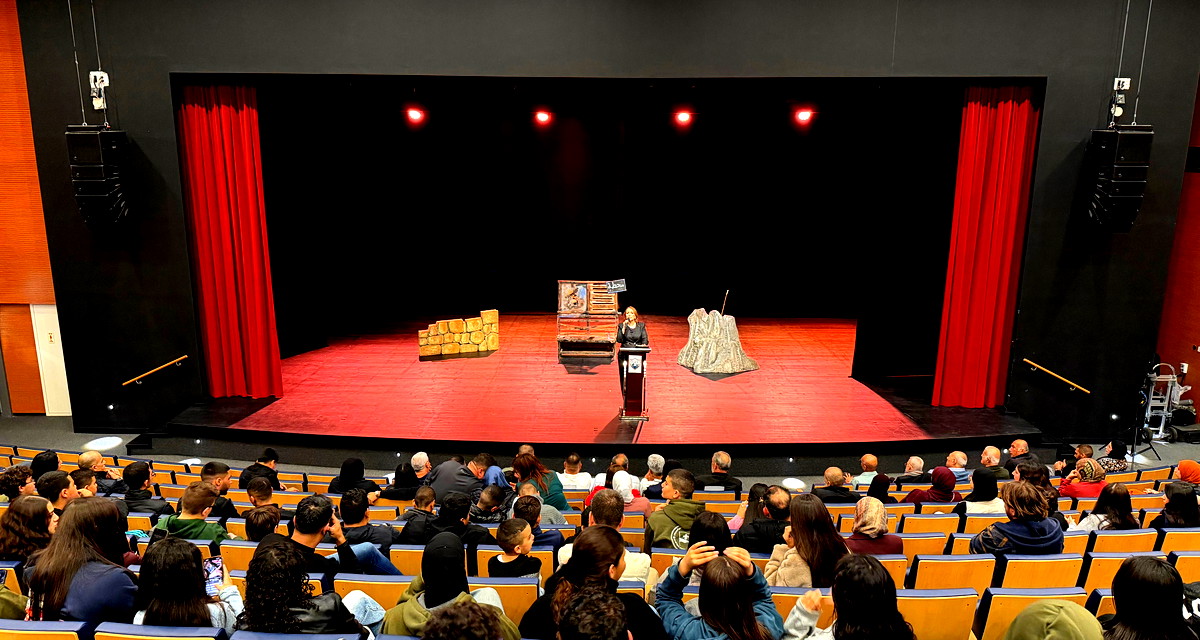 مسرحية "البيت" على خشبة مسرح القصر الثقافي القرعاوي