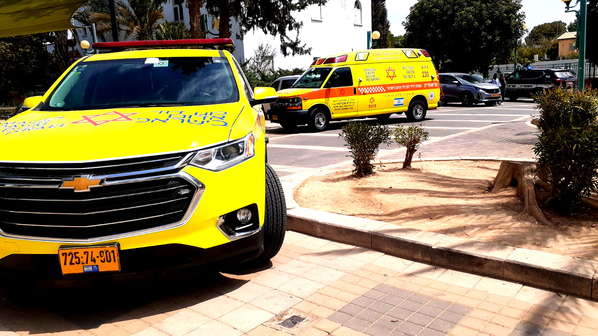 بئر السبع: إصابة شابين بجراح متفاوتة إثر حادث طرق بين حافلة وسيارة