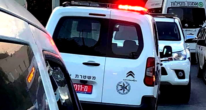 اتهام رجل (53 عامًا) من حرفيش بتهديد محاميه وقاضي المحكمة برسائل صوتية