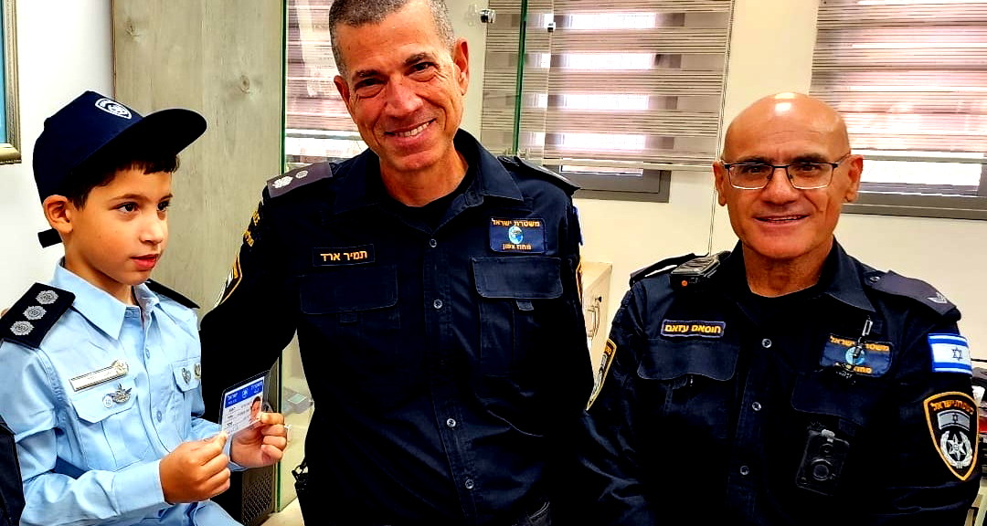 "دوريّة الأمنيّات" في الشرطة تحقّق حلم الطفل راغب خضر من قرية وادي الحمام