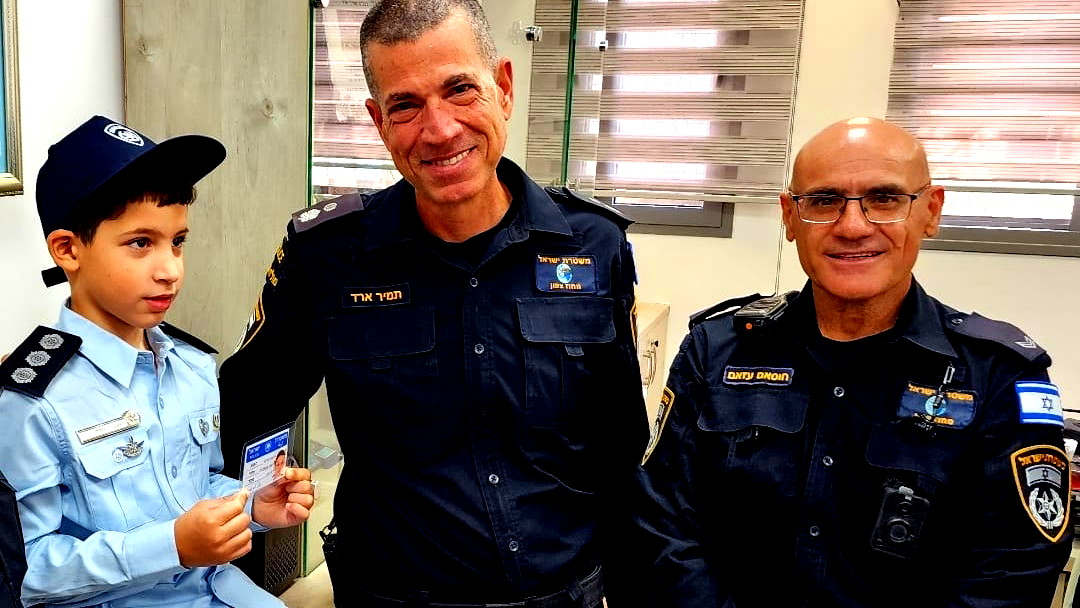 "دوريّة الأمنيّات" في الشرطة تحقّق حلم الطفل راغب خضر من قرية وادي الحمام