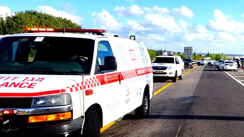 إصابة خطيرة لشاب (29 عامًا) إثر اصطدام دراج نارية بمركبة على شارع 4 بالقرب من رعنانا