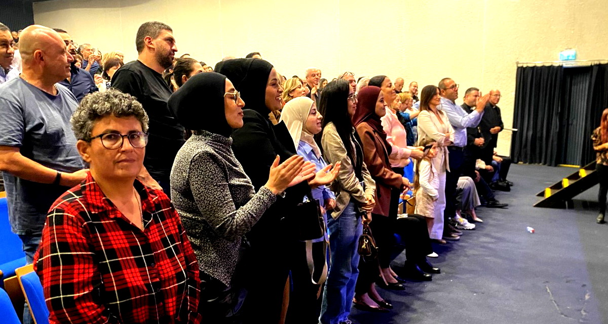 الرملة تُعيد صياغة صوتها: “الطريق إلى فيروز” بين المسرح والهوية