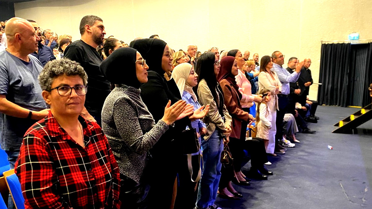 الرملة تُعيد صياغة صوتها: “الطريق إلى فيروز” بين المسرح والهوية